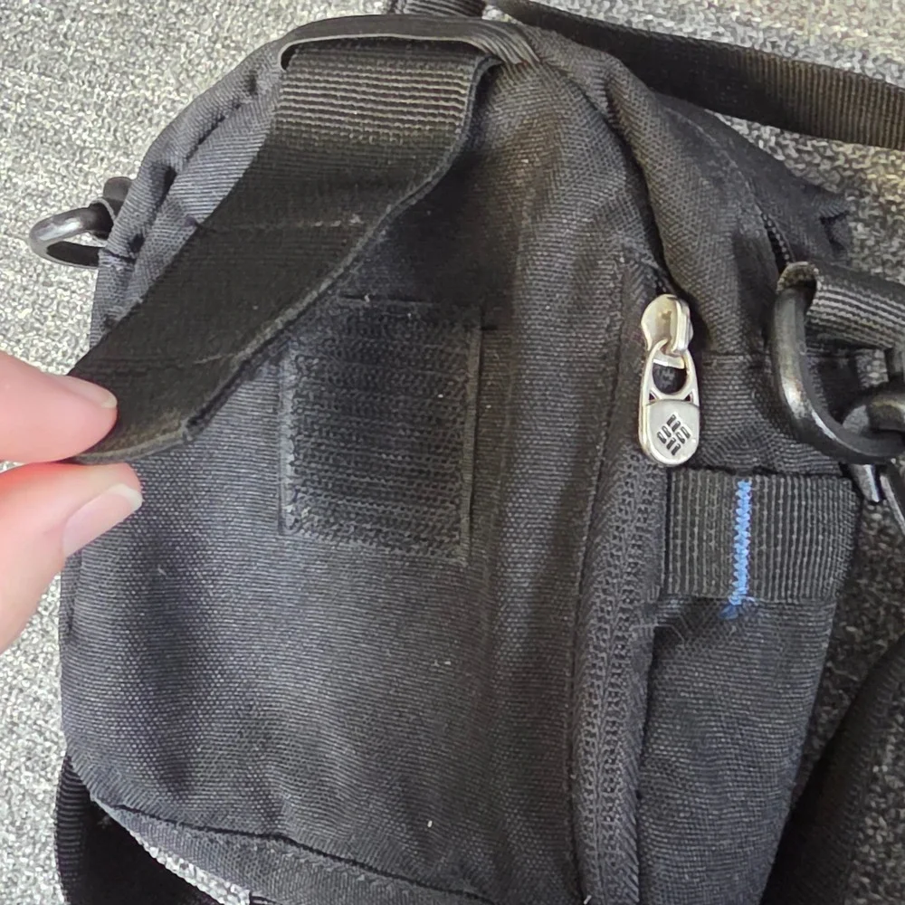 Columbia Sportswear Digital Assistant C3602-407 Crossbody Bag Black Blue Y2K